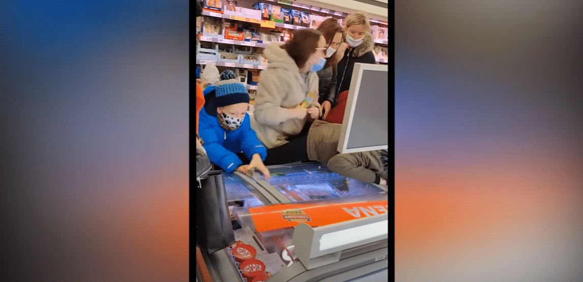 Stopklatka z materiału pokazującego walkę o lody Friza w markecie