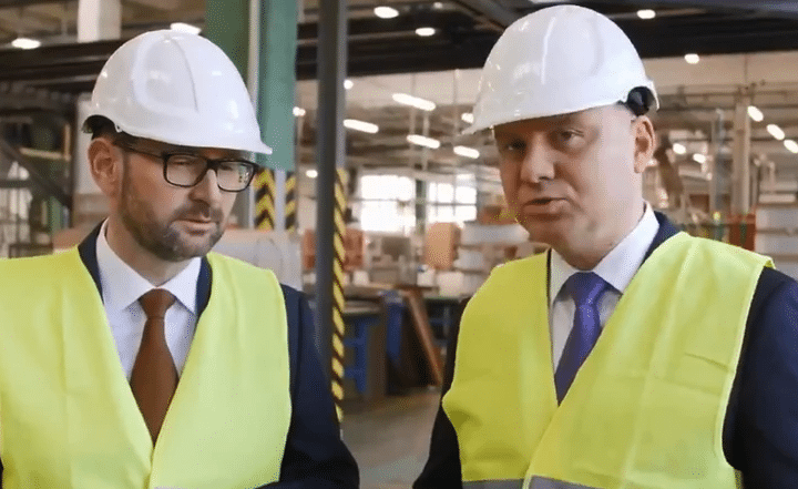 Daniel Obajtek i Andrzej Duda w kaskach i kamizelkach roboczych