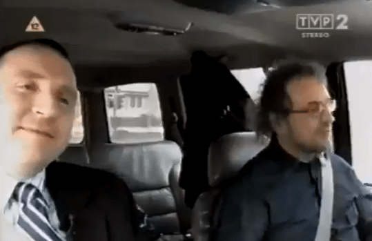 Stopklatka z obrazu TVP2: Jacek Kurski z Piotrem Najsztubem w samochodzie